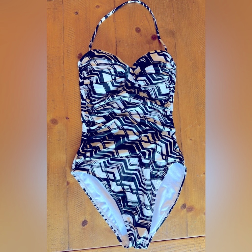 La Blanca Island Goddess twist front Black and White Swimsuit